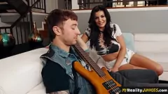 Reproduzir Dona de casa morena peituda em lingerie fode o enteado em uma história de trapaça doggystyle