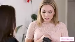 Oynat Baştan Çıkarıcı Öğretmen, Lily Labeau ve Celeste Star ile Ateşli Lezbiyen Yüze Oturma Oturumunda Masum Öğrenciye Hakim Oluyor