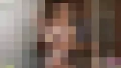 Redare Urmărește-o pe această micuță adolescentă care își arată fundul slab în blugi strâmți și chiloți sexy