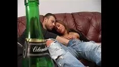 Abspielen Die junge Frau trinkt Bier und lässt sich dann von ihrem Schwager die Hand an die Muschi legen