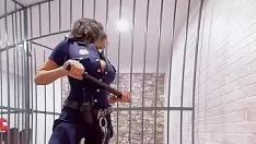 Jouer La poliziotta sexy entra nella cella e si scopa il detenuto
