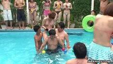 تشغيل مجموعة الجنس في المسبح مع مجموعة من المراهقين غير المقيدين يصورون أنفسهم