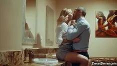 Jouer Elle est excitée et veut baiser au fond de sa chatte