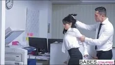 تشغيل القرية ليكون فتى جيد تعتدي على صديقته وتضربها بوحشية