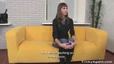 Jouer La fille mineure a mis la chèvre sur le canapé où elle s'est fait baiser par son père