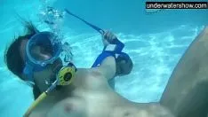 Afspelen Pornofilms binden haar vast in het water waar ze haar poesje neukt en haar tongt
