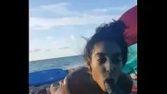 Abspielen Sex auf See mit einem Video mit einer Brünette, die einen Schwanz lutscht
