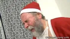 Jouer Un homme de 70 ans qui réussit à baiser une jeune brune