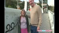 Oynat Süper Uzun Ve İçine Giren Bir Adamla Kamu Seks