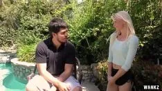 تشغيل يضع قضيبه في حلقها ويمارسها اللسان حتى يملأها بالحرية