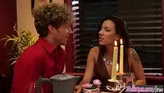 Reproducir Su novia lo deja y él aprovecha el momento y se folla a una camarera