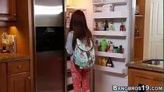 Reproducir Ioana es bajita y se folla a su novio hasta que va a la escuela