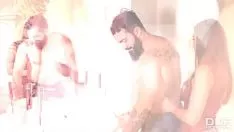 Reproduzir Abaixa a calça e se ajoelha para chupar pau