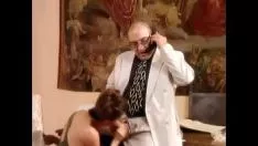 Jouer Lui le tiene la testa con le mani e il cazzo le finisce in bocca
