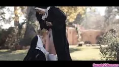 Reproducir Dos coños se lamen muy intensamente y están muy excitados con esto.