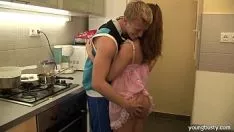 Jouer Films porno avec des étudiants Virgin Brunette soulèvent sa jupe et voient son cul bombé