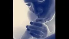 Abspielen Das schöne Mädchen weiß, wie man mit großer Zuneigung masturbiert