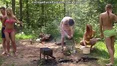 Jouer Le sexe printanier dans la nature lors d'un barbecue est en groupe dans la nature