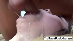 Reproducir Estrella porno rubia cachonda se pone dura con una polla y una corrida