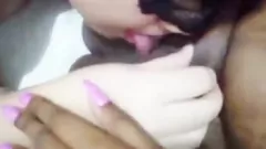 Jouer Calde lesbiche interrazziali: la paffuta Desi Bhabhi si bagna e si scatena