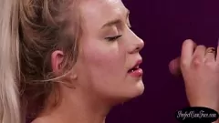 Afspelen De intieme massage van UK Cute Beauty eindigt in met sperma gevulde gelukzaligheid