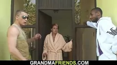 Redare Trio matură cu mama interracială și penisuri mari