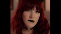 Reproduzir Ruiva gótica gata cavalga pau e fica cummed nas tetas