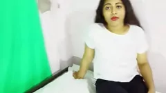 Reproduzir Encontro fumegante: as habilidades de chupar bolas da minha meia-irmã gostosa e a gozada alucinante na cama