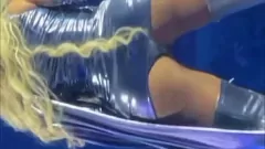 Play Slutty Beyonce Flashing Her Big Ass in Public