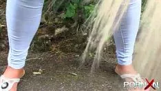 Oynat uzun ve güzel saçlı sarışın arka çitin yanında seks yapıyor