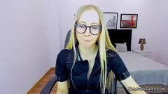 Afspelen Euro babe uit Wit -Rusland legt kleine tieten op live webcam bloot