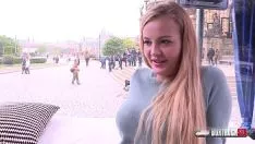 Jouer Blonde baise pour la première fois en public, une blonde aux gros seins