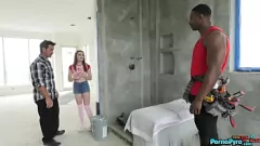 Redare Stepdad se uită în timp ce Reese Robbins ia un cocoș negru monstru