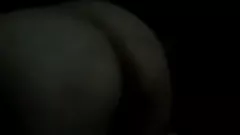 Jouer Latina milf descend dans l'obscurité froide avec un couple amateur