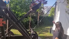 Afspelen Uit het kasteel verdreven voor het veranderen van de kwartalen van de koningin in een fetisjspeeltuin