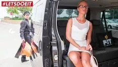 Oynat Onu minibüse koyar ve Xxl ile arabayı hareket ettirmek için horozunu çeker