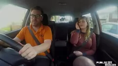تشغيل يحصل مدرب MILF الوشم على شقي مع الطالب في POV CAR FUCK