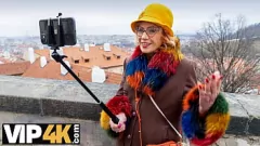 Abspielen Euro-Granny. Ficken Sie die Schlaflosigkeit mit einem ausgereiften Puma in Strümpfen weg