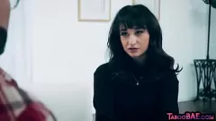 تشغيل يخطو العم خطوة غريبة مع ابنة أخت صغيرة في سن المراهقة