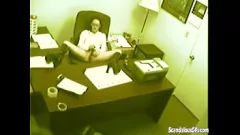 Afspelen Het verborgen kantoororgasme van de secretaris: dildo spelen en vingeren