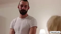 تشغيل شقراء مفلس TS Gracie Jane سرج مع جوني ب