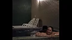 Jouer La grosse bite de Johnny Gab pour la petite amie coquine Alessandra Maia dans la baignoire