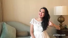 Jouer Les moments intimes d'Ameliya : doigter sa chatte rasée dans la chambre