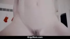 Abspielen Freche Stiefmutter überrascht jungen Stiefsohn mit einem heißen Weihnachts-Blowjob im POV