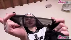 Jouer Une nonne tatouée sensuelle en talons hauts et collants se lance dans une action de fétichisme des pieds avec un POV pieds nus