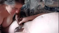 تشغيل فتاة صغيرة تلعق الشوكولاتة من قضيب صديقها الكبير أثناء ممارسة الجنس الفموي