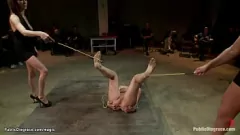 Abspielen Vollbusige Blondine ist in einem Käfig gefangen, während sie in einer Hardcore-Gruppendemütigungsszene befummelt und dominiert wird