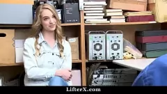 Odtwórz Młody złodziej sklepowy zostaje przyłapany i zdominowany przez policjanta podczas ostrej kary publicznej